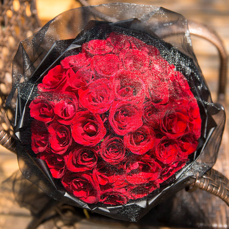 维纳斯 黑纱红玫瑰花束